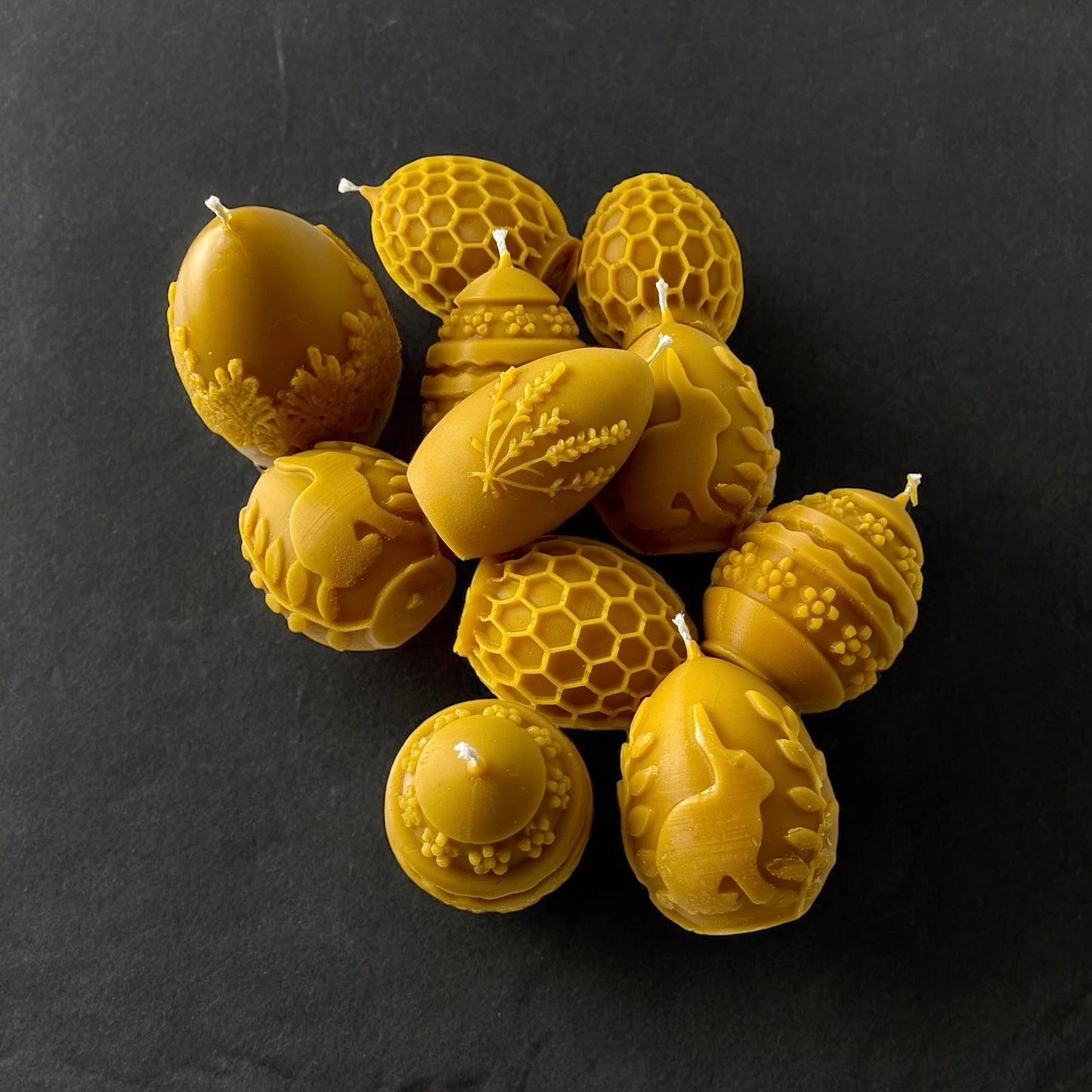 wiele świec z wosku pszczelego na wielkanoc