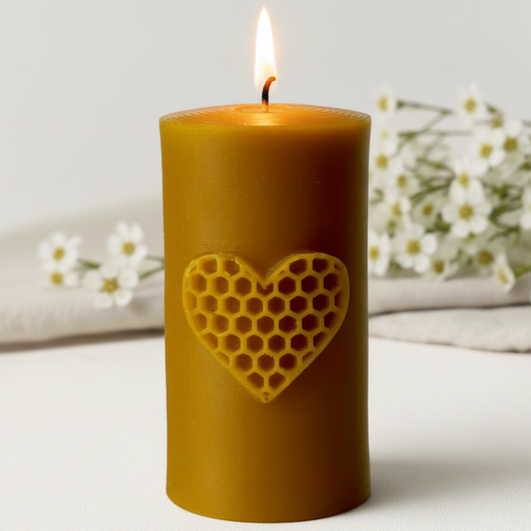 Świeca z wosku pszczelego odpalona