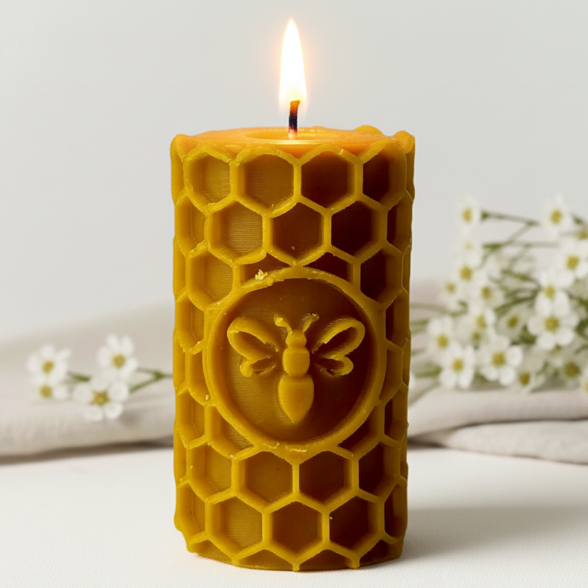 świeca z wosku pszczelego odpalona