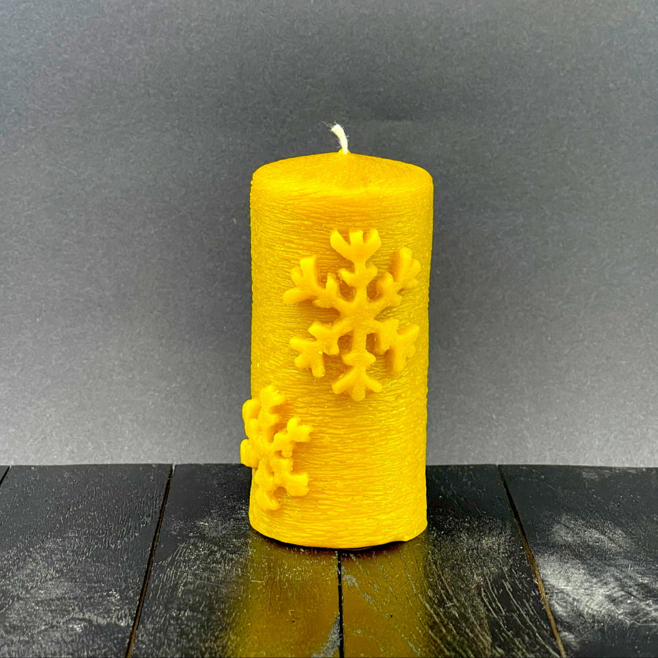 Świeca z wosku pszczelego walec z płatkiem śniegu