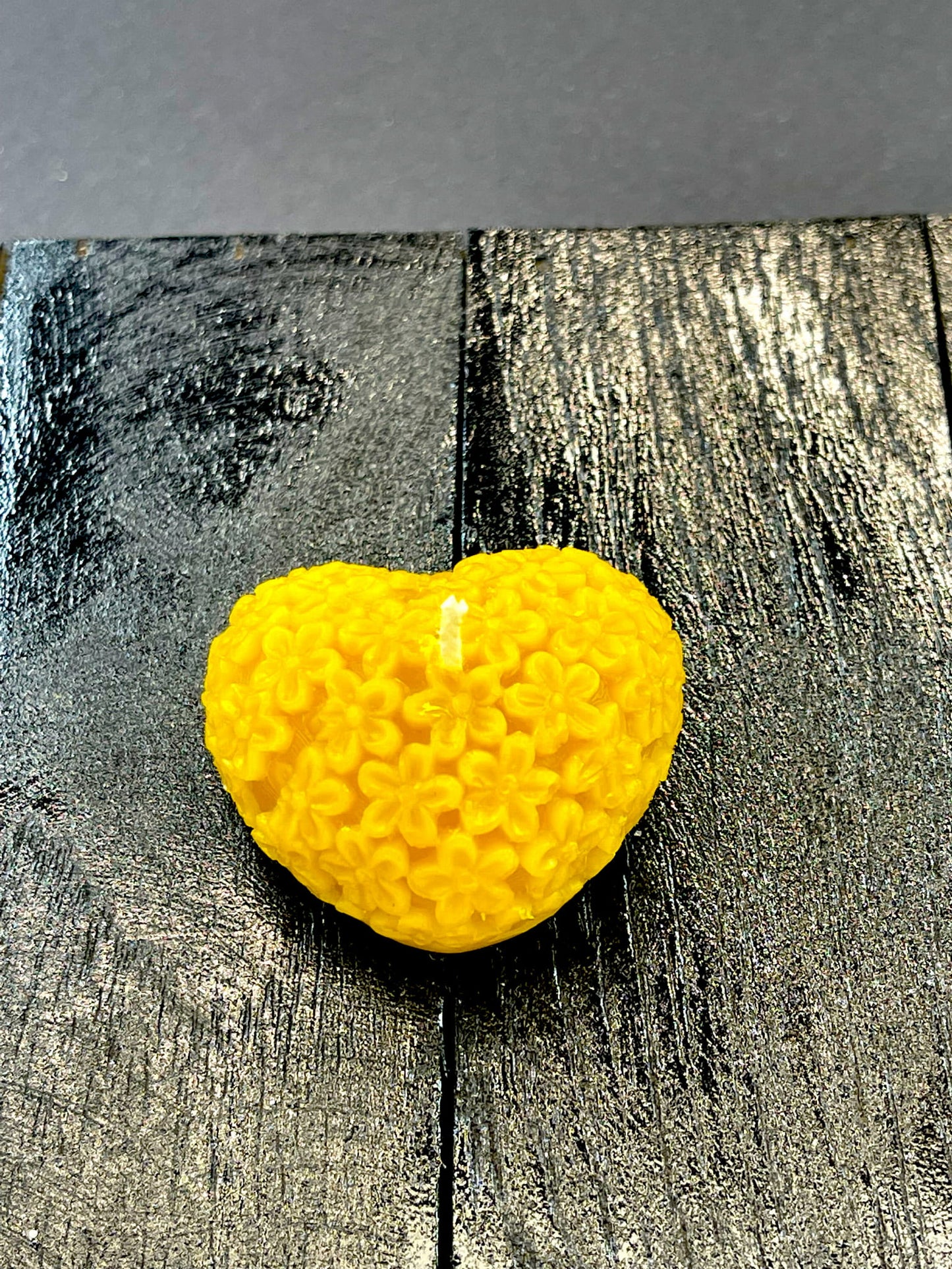 Świeca z wosku kwiatowe serduszko