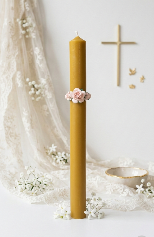 gromnica na chrzest z wosku pszczelego świeca chrzcielna z delikatną dekoracją kwiatową