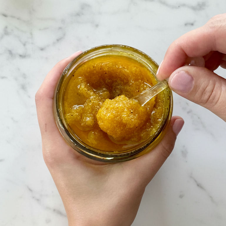 Peeling cukrowy do ciała z propolisem i woskiem pszczelim nabieranie produktu ze słoika naturalne złuszczanie skóry