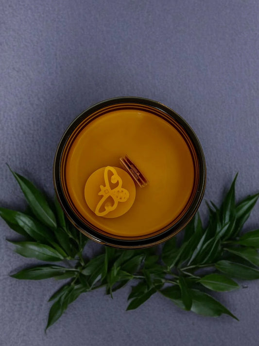 Świeca z knotem drewnianym w szkle Pszczoła