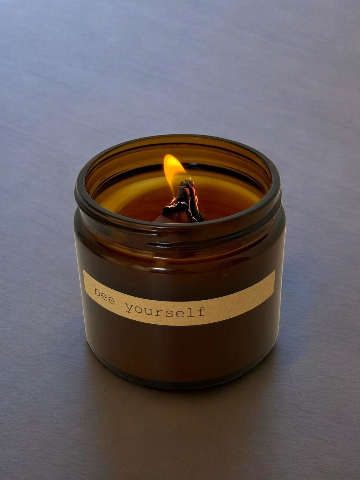 Bougie avec mèche en bois dans un bocal en verre - Abeille
