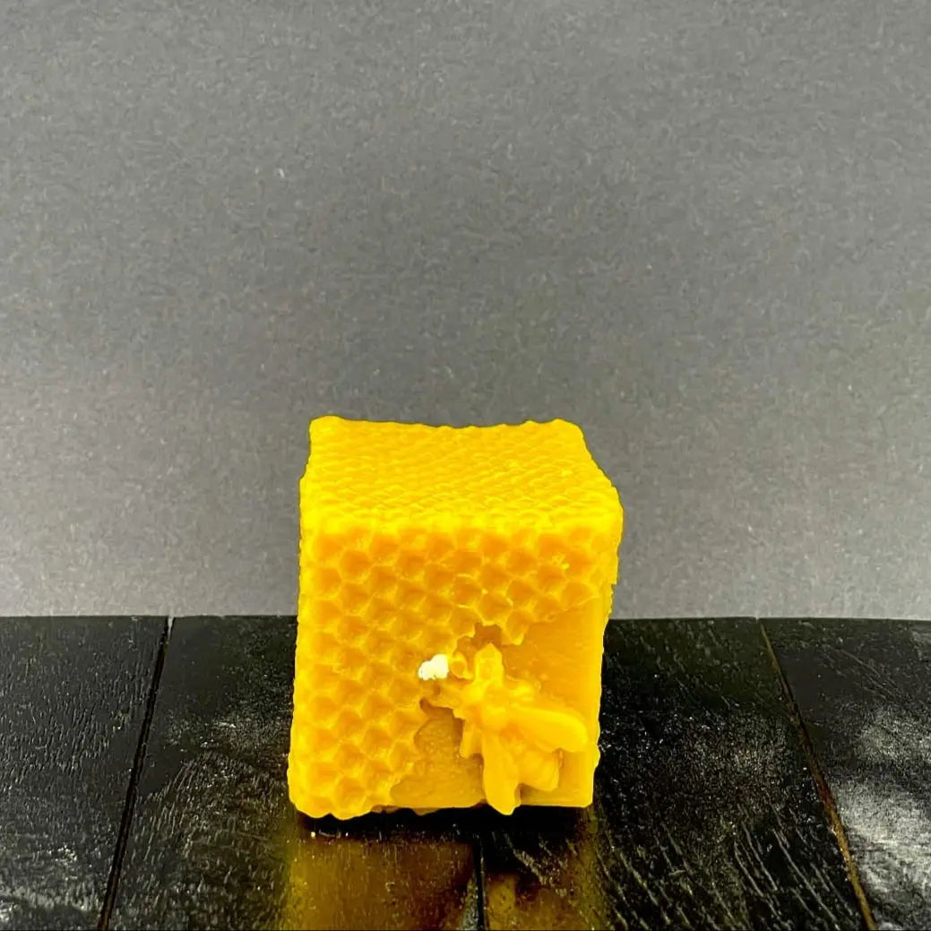 świeca z wosku pszczelego motyw pszczeli