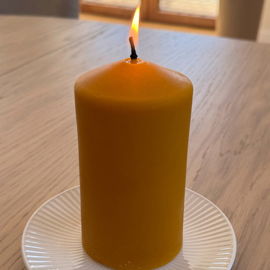 Świece z wosku pszczelego jako prezent - 10 pomysłów na każdą okazję