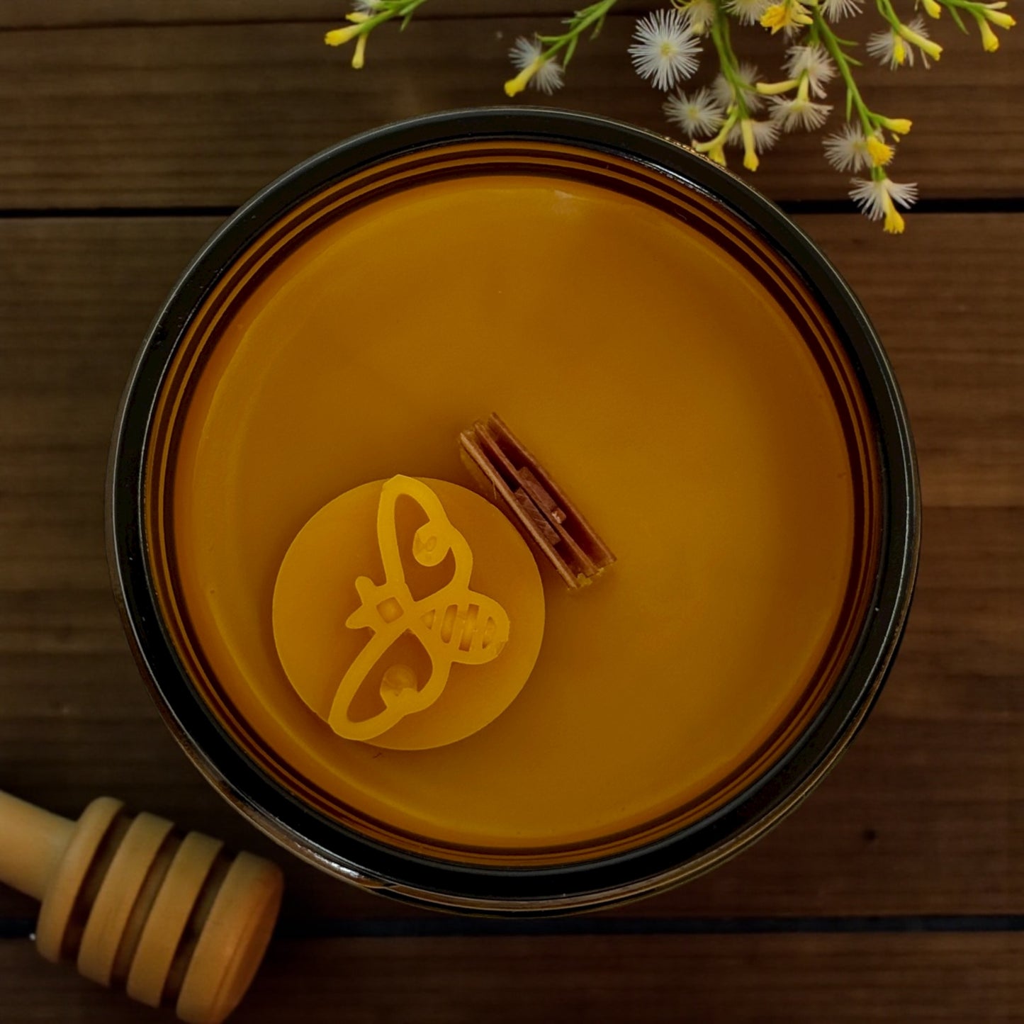 Kerze mit Holzdocht im Glas - Biene. 