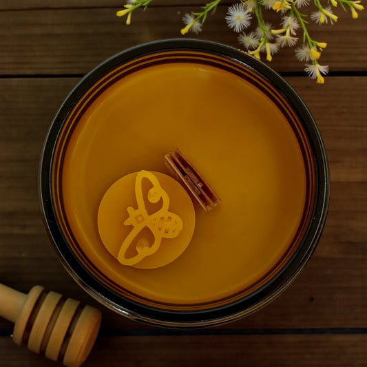 Kerze mit Holzdocht im Glas - Biene. 