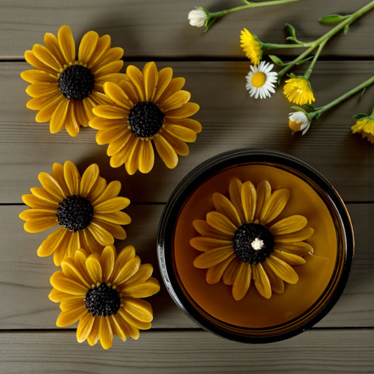 Dekorative Bienenwachskerze mit Sonnenblumen im Glas