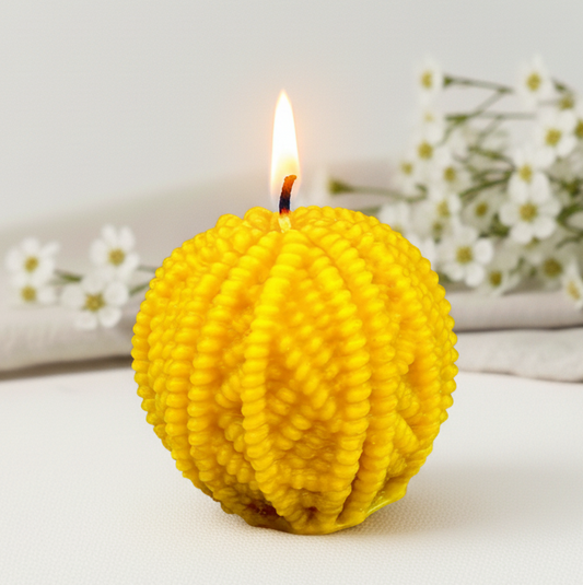 Bougie boule en cire d'abeille enveloppée de ficelle