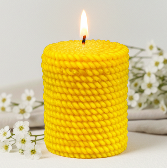 Bougie cylindrique en cire d'abeille enveloppée de corde