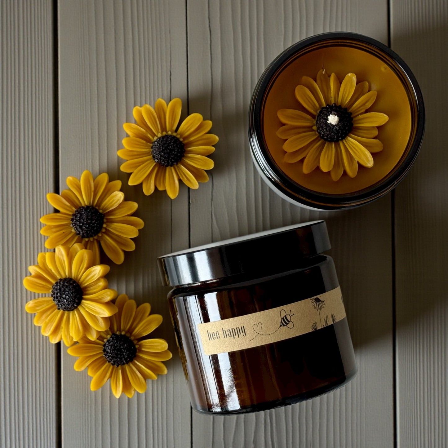Dekorative Bienenwachskerze mit Sonnenblumen im Glas