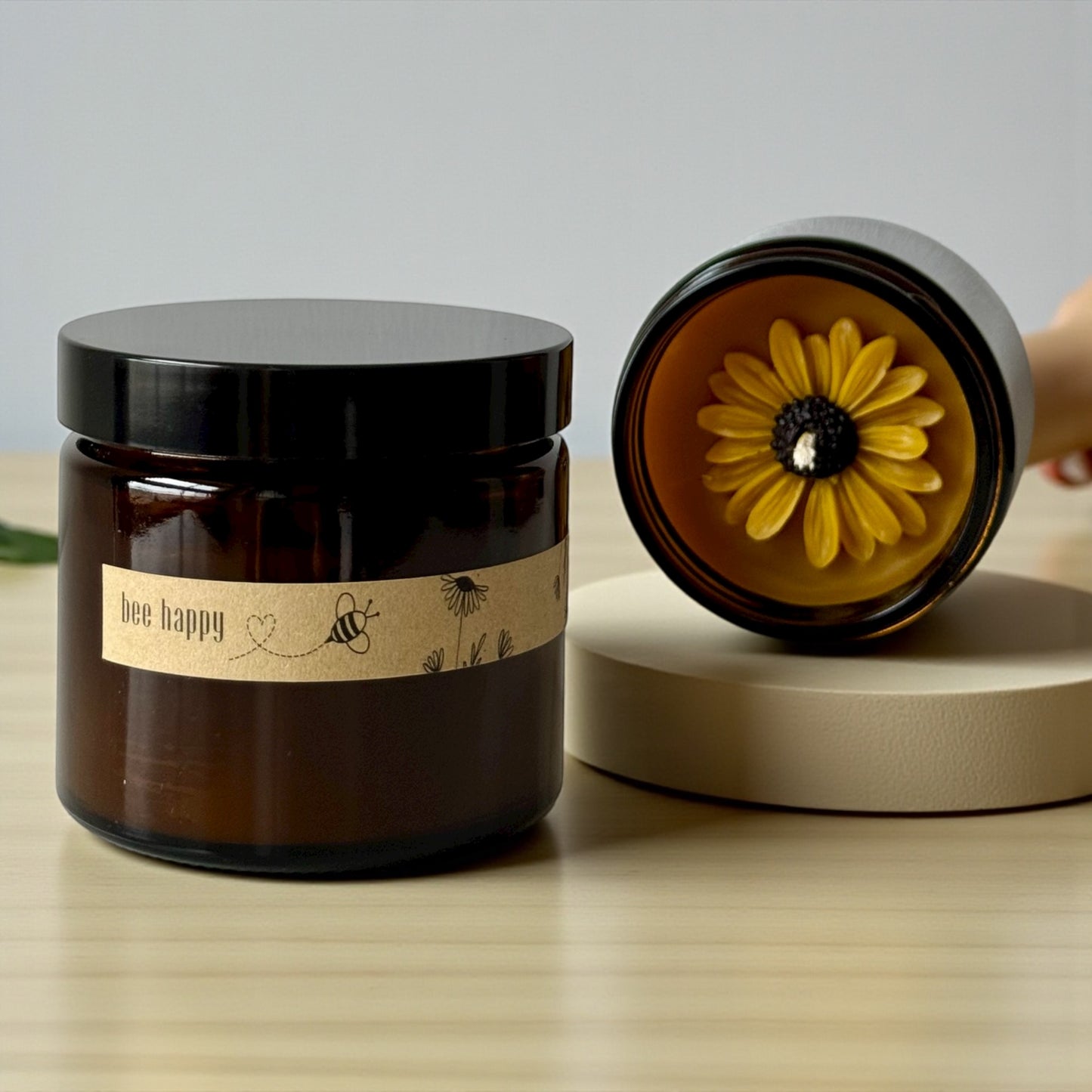 Dekorative Bienenwachskerze mit Sonnenblumen im Glas