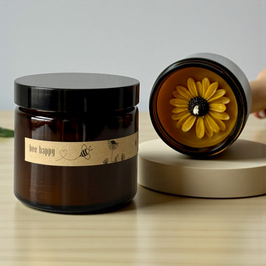 Dekorative Bienenwachskerze mit Sonnenblumen im Glas