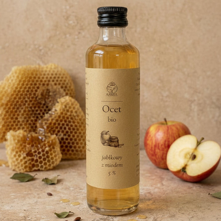 ocet jabłkowy z miodem bio 250 ml Apimel z matką octową obok jabłek i plastrów miodu