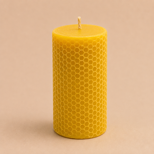 Bienenwachskerze mit Honigwabe als Geschenk