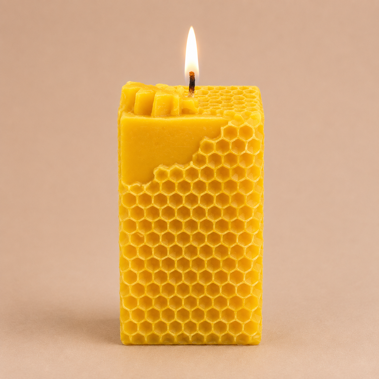 Bienenwachs-Stumpenkerze mit Biene