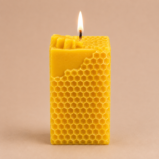 Bienenwachs-Stumpenkerze mit Biene