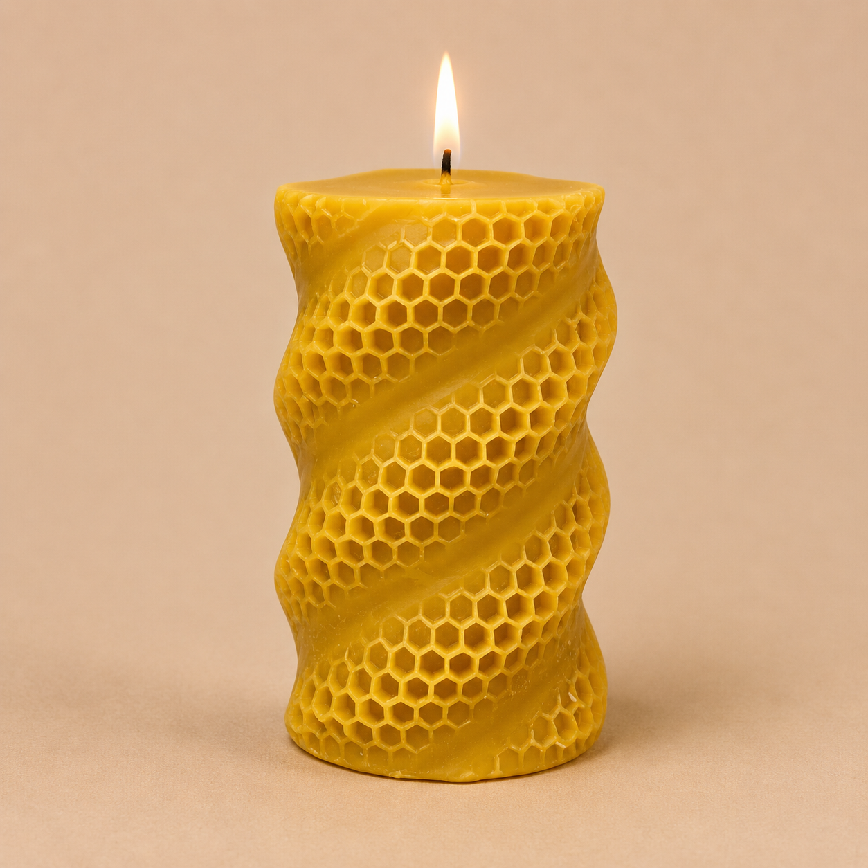 Bienenwachskerze mit Wabenspirale, groß