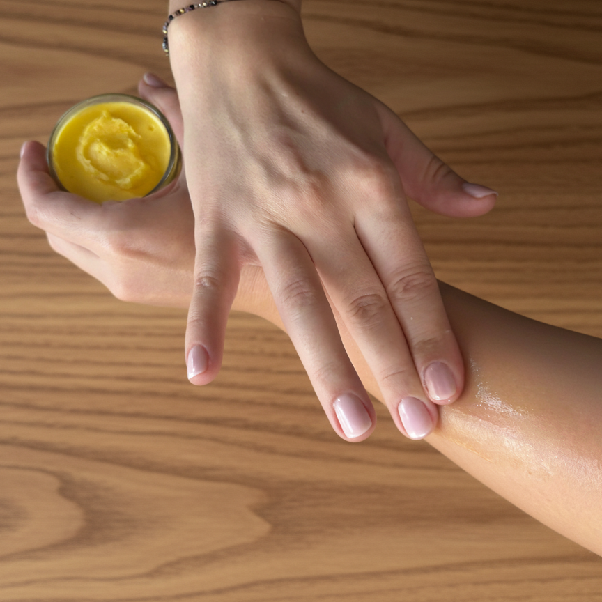 Wmasowywanie naturalnego masła do ciała Apimel w skórę przedramienia efekt nawilżenia i ochrony