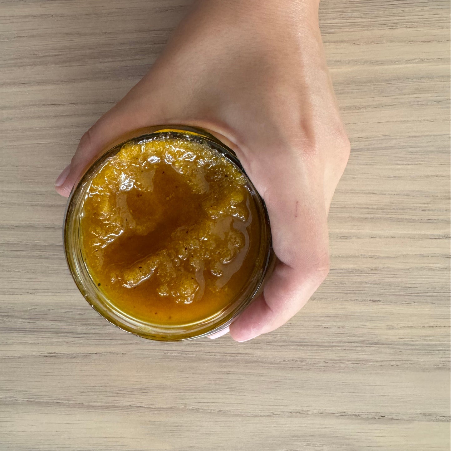 Peeling do ciała propolisowy Apimel z woskiem pszczelim widok z góry naturalna ziarnista tekstura produktu