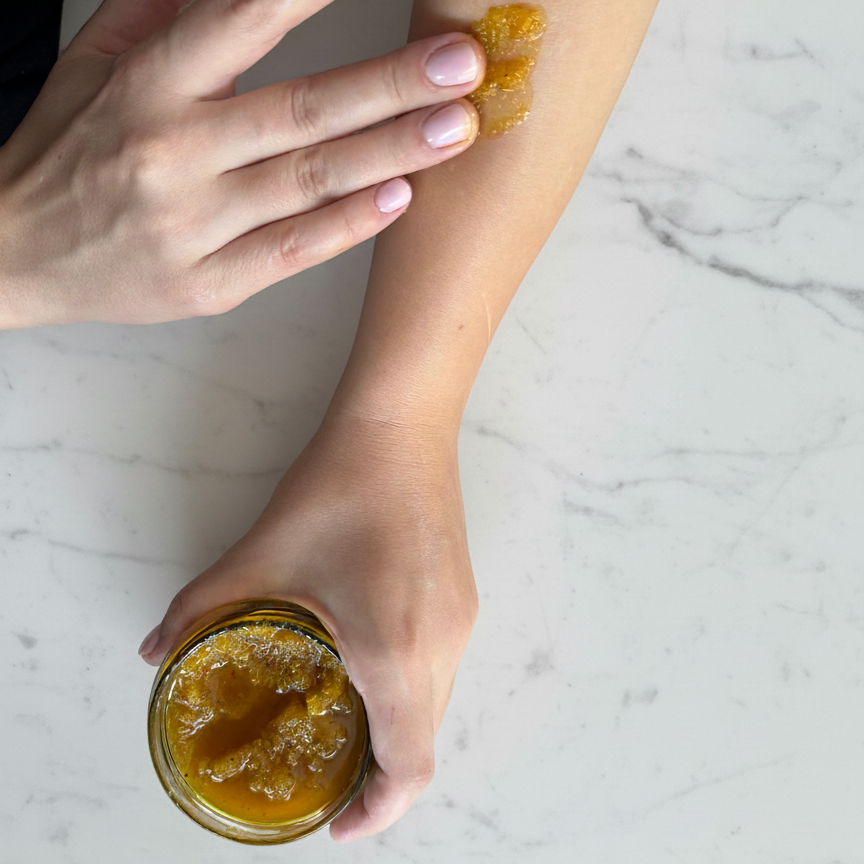 Peeling do ciała propolisowy Apimel z woskiem pszczelim podczas złuszczania skóry przedramienia