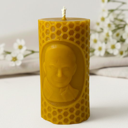Świeca z wosku pszczelego z wizerunkiem Jana Pawła II i motywem plastra miodu
