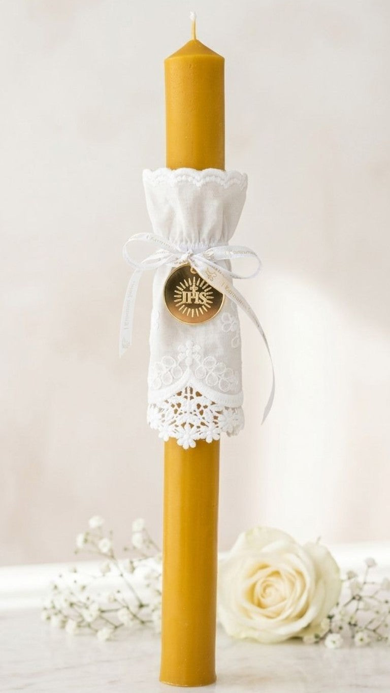 świeca komunijna z wosku pszczelego z koronką i medalikiem IHS biała dekoracja