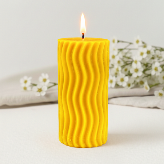 Świeca z wosku pszczelego cylindryczna w prążki falowane dekoracyjna
