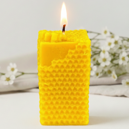 Świeca z wosku pszczelego słupek z pszczołą