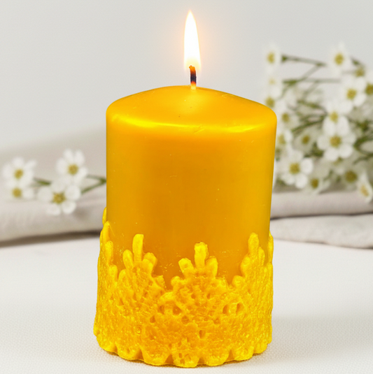 Świeca z wosku pszczelego walec z koronkowym zdobieniem dekoracyjna naturalna
