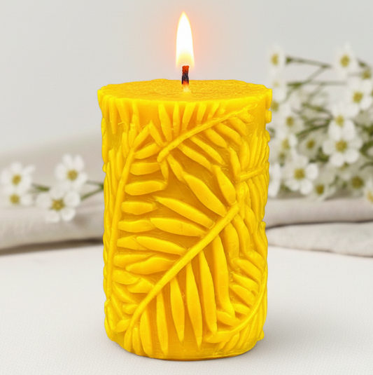 Świeca z wosku pszczelego walec z motywem liści dekoracyjna