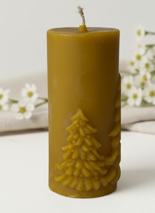Świeca z wosku pszczelego z motywem choinki w formie walca naturalna ręcznie robiona
