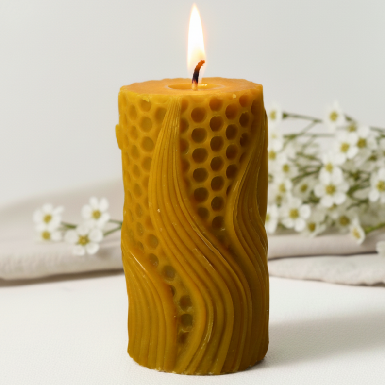 Świeca z wosku pszczelego Miodowy Wir Apimel dekoracyjna o skręcanej formie