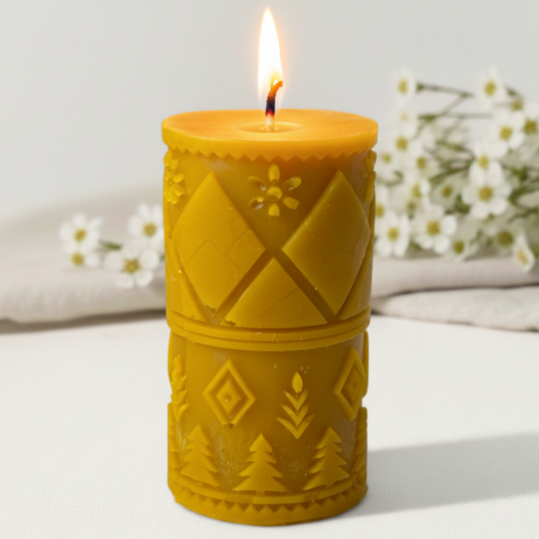 Świeca z wosku pszczelego Wzór Natury Apimel z dekoracyjnym ornamentem