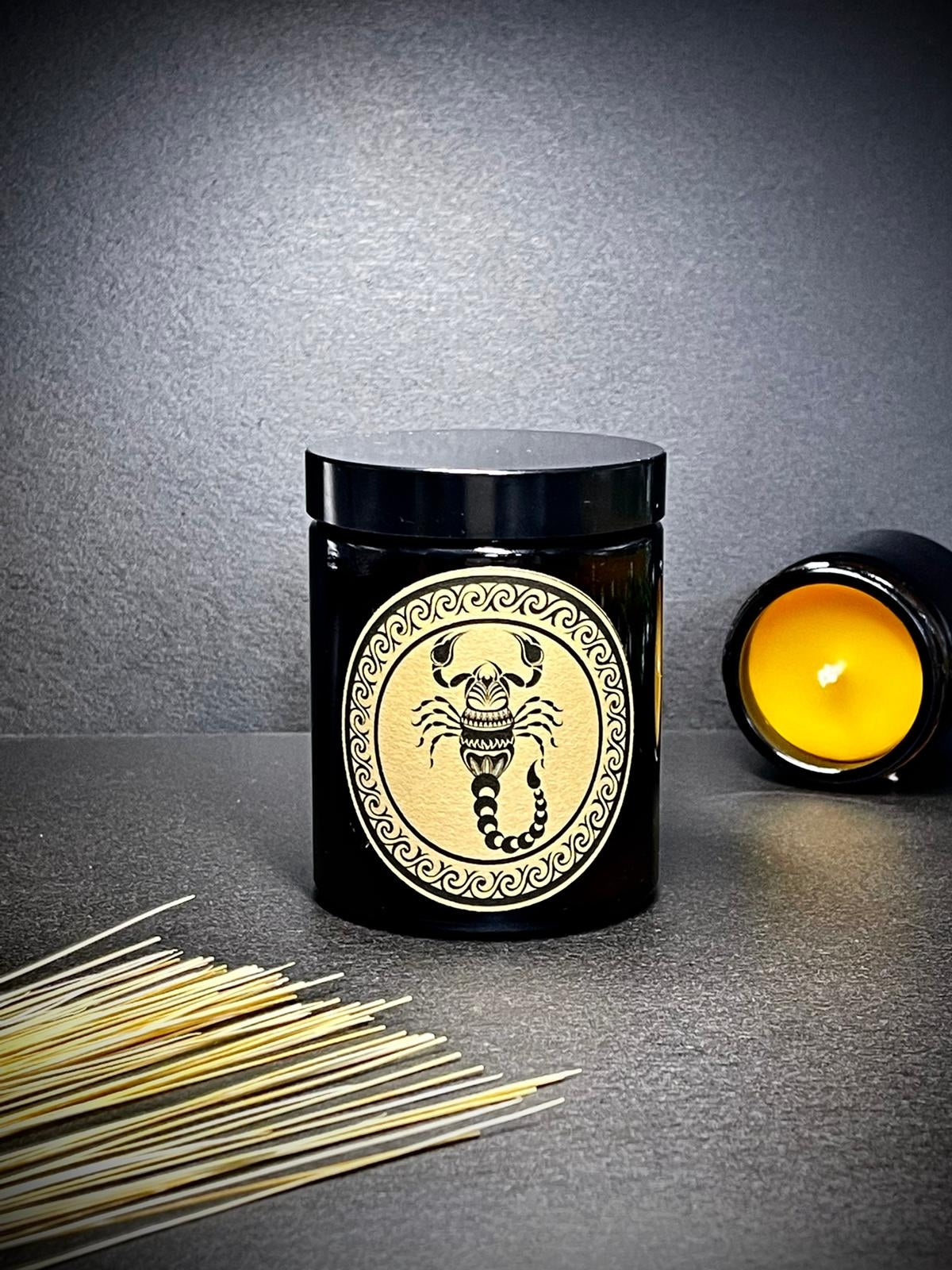Świeca z wosku pszczelego 180 ml ZNAKI ZODIAKU w szkle Skorpion