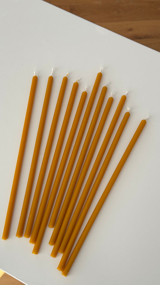 Świece cerkiewne z wosku pszczelego 100% APIMEL – cienkie, żółte świece ułożone na stle