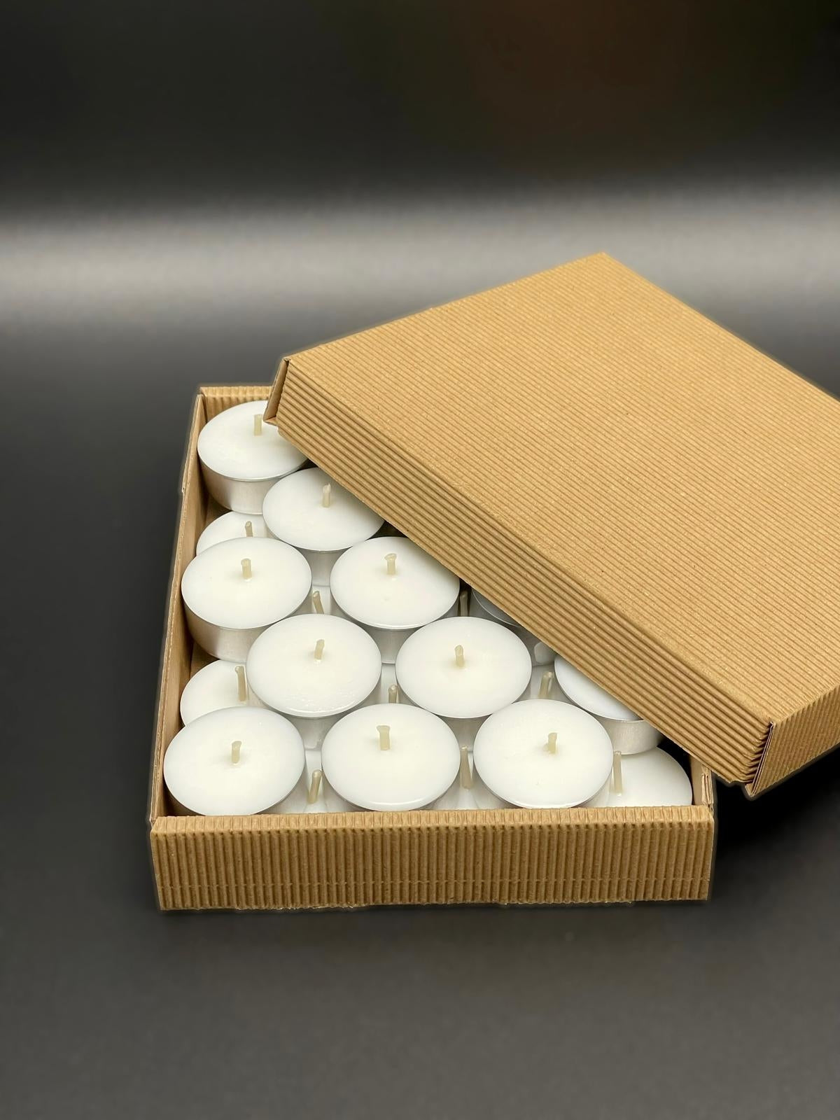 Świeczki tealight z wosku sojowego w kartonowym pudełku z uchyloną pokrywką