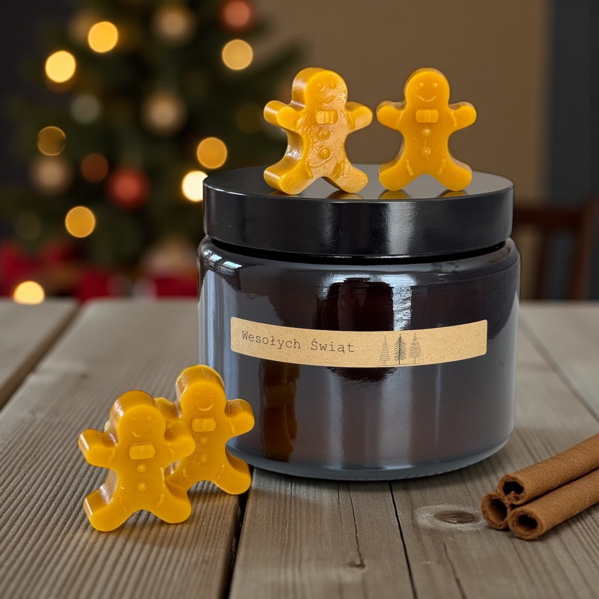 Świeca z wosku pszczelego w szkle z  ciastek 