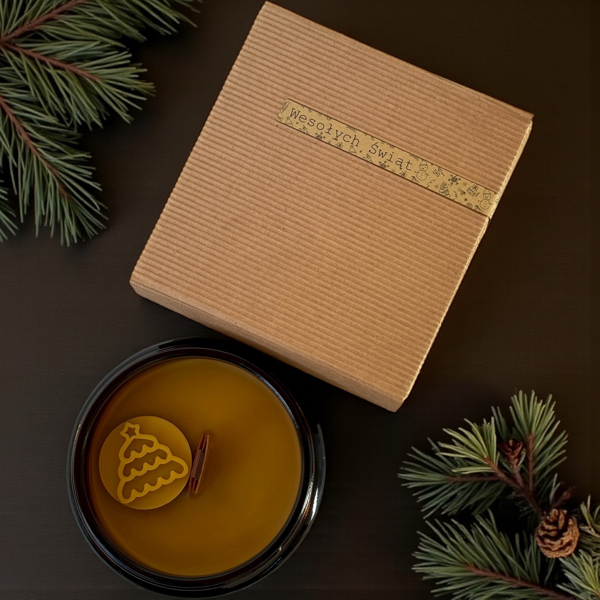 Świeca z wosku pszczelego  w szkle z choinką świąteczna