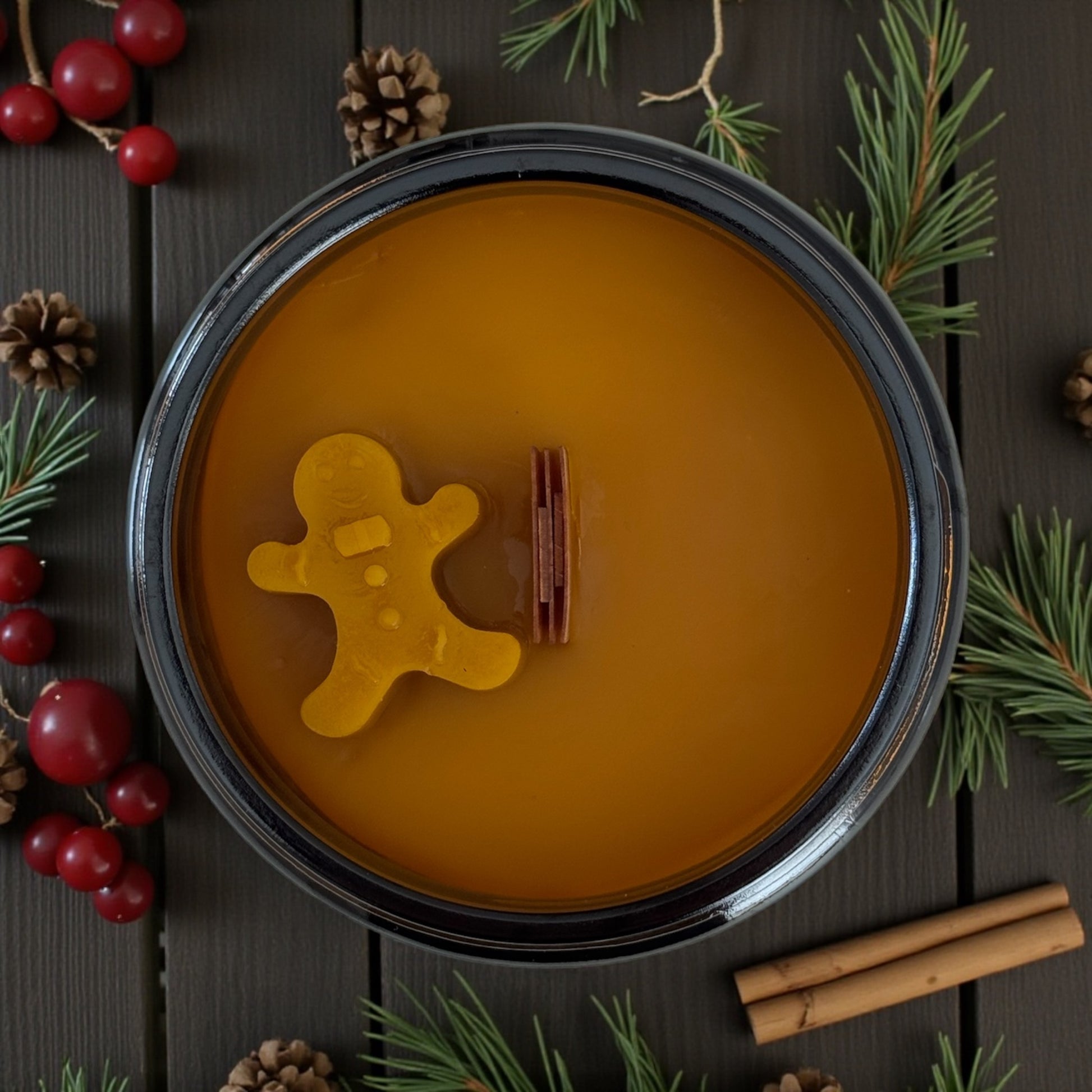 Świeca z wosku pszczelego w szkle z  ciastek 