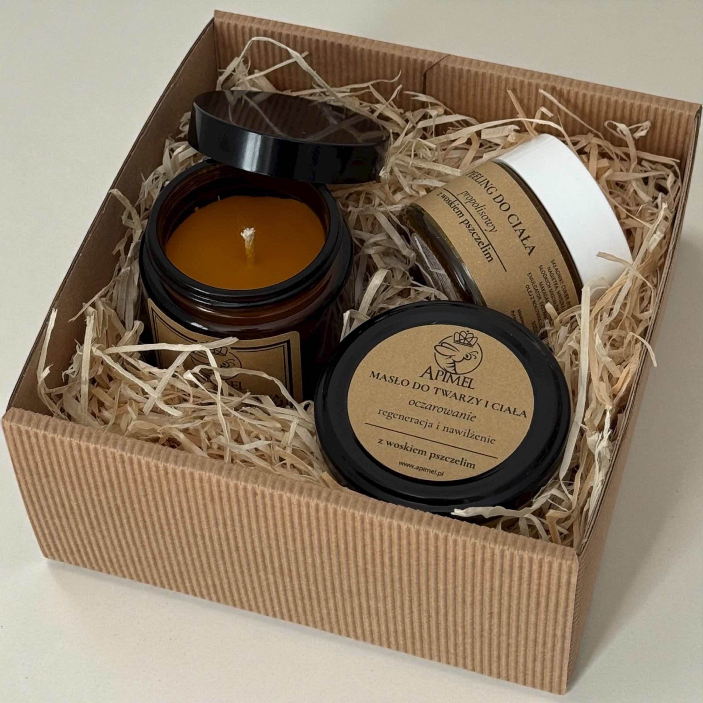 Zestaw prezentowy z woskiem pszczelim Apimel świeca z wosku pszczelego peeling do ciała masło do twarzy i ciała w pudełku kraft