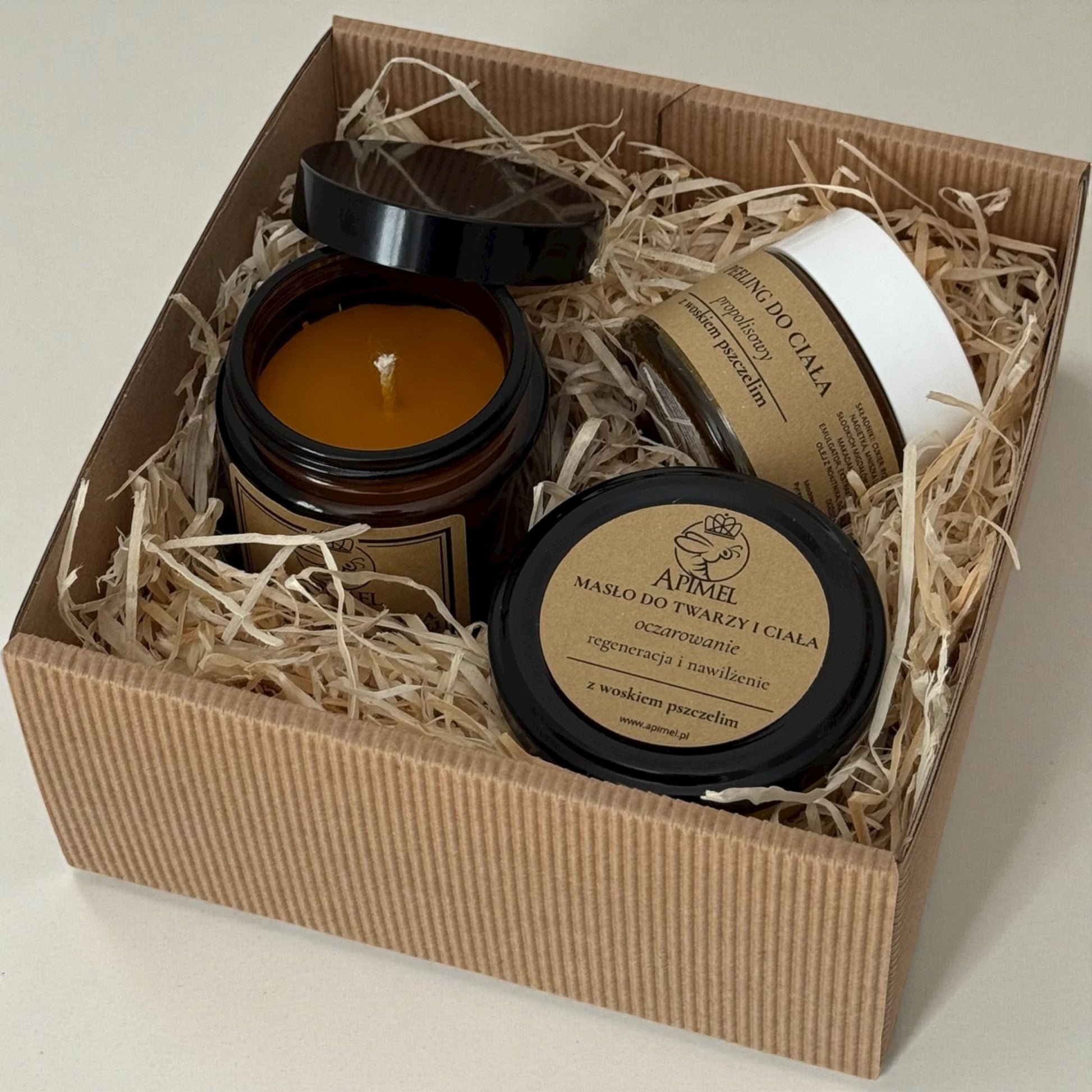 Zestaw prezentowy z woskiem pszczelim Apimel świeca z wosku pszczelego peeling do ciała masło do twarzy i ciała w pudełku kraft